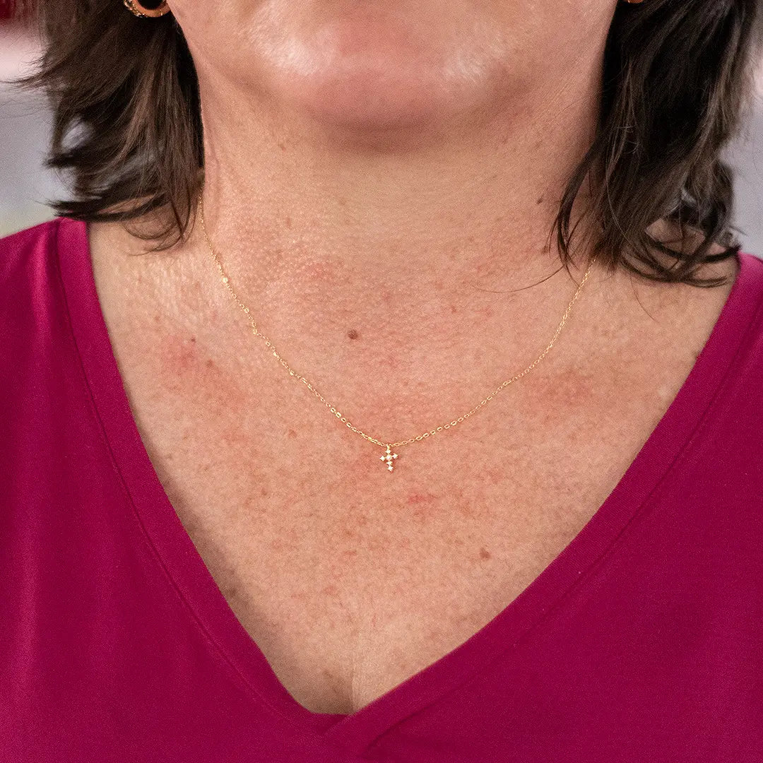 Colar com Pingente Cruz de Luxo Minimalista