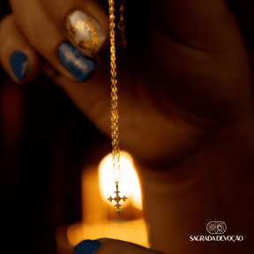 Colar com Pingente Cruz de Luxo Minimalista