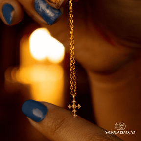 Colar com Pingente Cruz de Luxo Minimalista