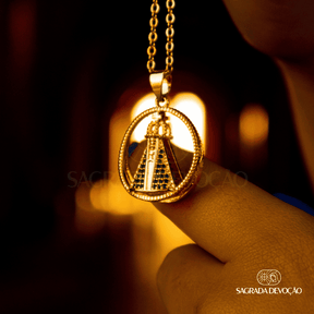[COMPRE 1 LEVE 2] Colar Aura Nossa Senhora Aparecida Dupla Face | Zircônia Premium Ouro 14K
