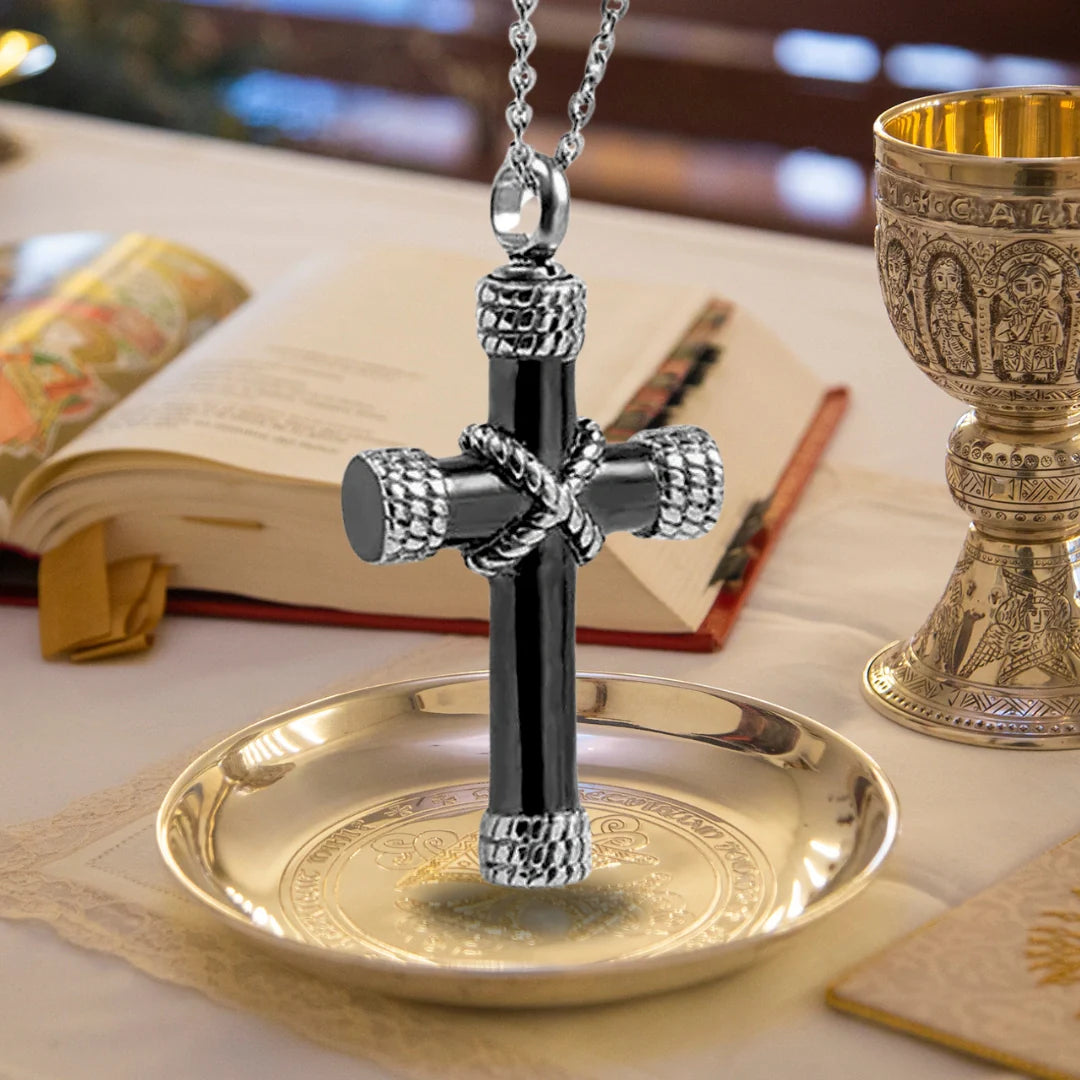 Colar Cruz com Corda Amarrada